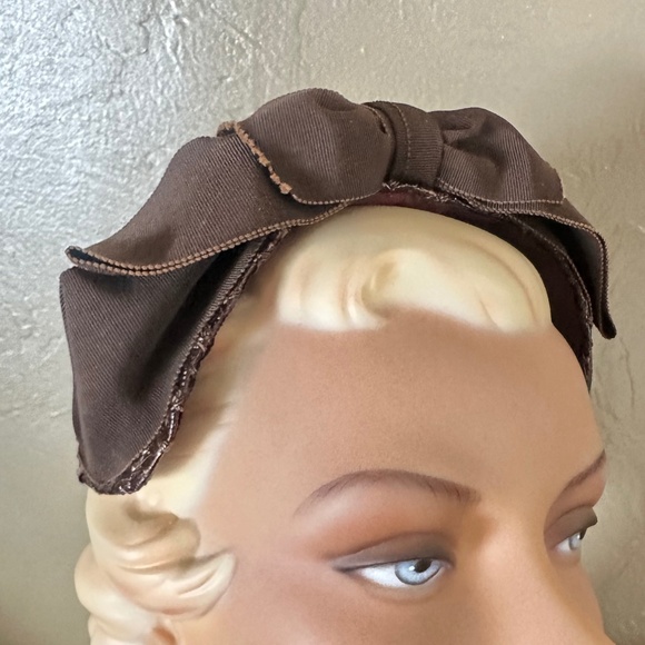 BEAUTIFUL 1950\'s BROWN STRAW HAT WITH GROSGRAIN BOWS & HAT PIN main image 11